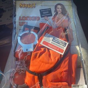 brand new spirit halloween inmate costume